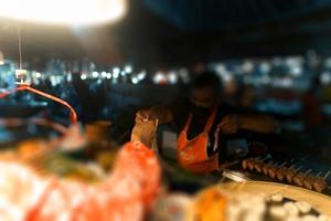 Essen auf einem Straßenmarkt am Abend in Krabi foto