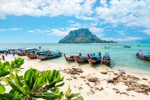 Blick auf das Longtail-Boot und den Strand auf der Insel, tropisches Meer foto