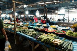 Fischmarkt in Krabi, rohe Meeresfrüchte auf einem Markt in der Nähe des tropischen Meeres foto