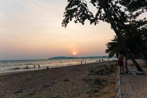 orangefarbener Sonnenuntergang am Meer im Sommer foto