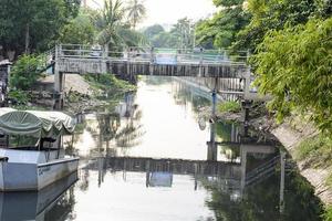 Verschmutzter Kanal in Bangkok foto