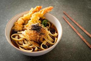 japanische Ramen-Nudeln mit Garnelen-Tempura foto