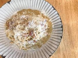 Bucatini Cacio e Pepe Nudeln mit Speck foto