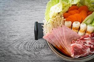 Sukiyaki oder Shabu Hot Pot schwarze Suppe mit rohem Fleisch und Gemüse foto