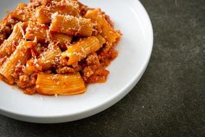 Rigatoni-Nudeln Bolognese mit Käse foto