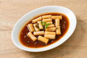 würziger jjajang tteokbokki oder koreanischer reiskuchen in würziger schwarzer bohnensauce foto