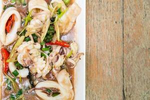 Gebratenen Tintenfisch oder Oktopus mit Garnelenpaste umrühren foto