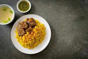Rindfleisch Biryani oder Curryreis und Rindfleisch - thailändisch-muslimische Version des indischen Biryani, mit duftendem gelben Reis und Rindfleisch be foto