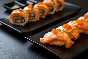 gegrilltes Lachs-Sushi auf schwarzem Teller foto