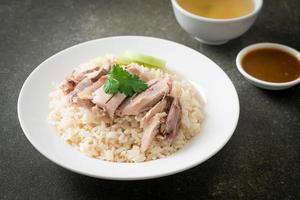 Hainanischer Hühnerreis oder gedünsteter Reis mit Hühnchen foto