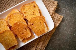 gebackenes knuspriges Brot mit Butter und Zucker foto