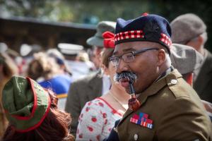 Goodwood, West Sussex, Großbritannien, 2012. Soldat genießt seine Pfeife beim Goodwood Revival foto