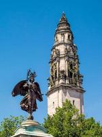 cardiff, wales, uk, 2013. die statue des friedens und das rathaus von cardiff foto