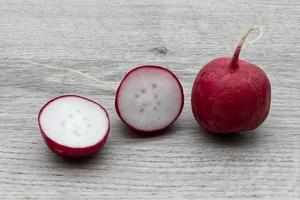 frische rote Rettichscheiben isoliert auf Holzhintergrund foto