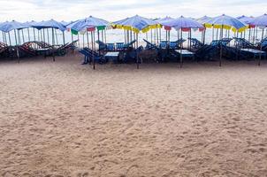 Sonnenschirm am Strand überfüllt foto