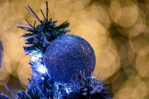 der weihnachtsball mit bokeh hellem hintergrund foto