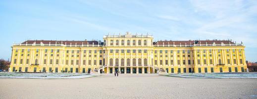wien, österreich, 2021 - fassade des kaiserpalastes schönbrunn