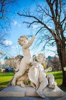 wien, österreich november 2021 - statue im bruggartenpark