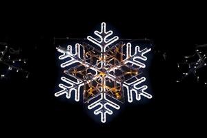 Schneeflockenlicht aus einer Weihnachtsgirlande foto