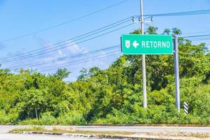 richtungsweisendes grünes Straßenschild in Tulum, Mexiko. foto