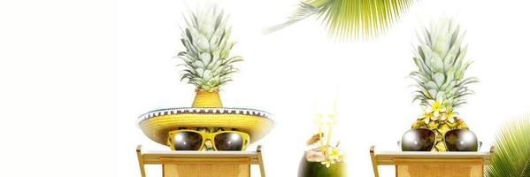 kreative ananas mit sonnenbrille auf sommerhintergrund. foto