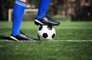 Fußball auf grünem Spielplatz. Fußballkonzept foto