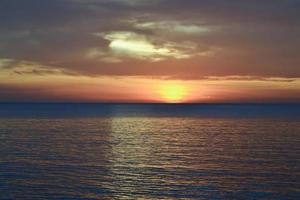 sonnenuntergang am strand, tanjung aru beach, kota kinabalu, borneo, sabah, malaysia foto