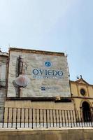 alte stadtstraßen von oviedo, asturien, spanien, april 2022 foto