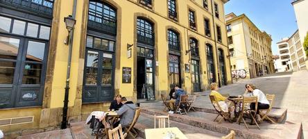 alte stadtstraßen von oviedo, asturien, spanien, april 2022 foto