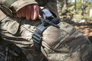 Armeesoldaten üben militärische Tourniquet-Anwendung. foto