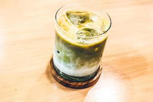 Eis-Matcha-Latte auf einem Holztisch. foto