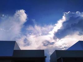 Weitwinkelaufnahme. Abendblauer Himmel. schönes Funkeln in den Wolken. foto