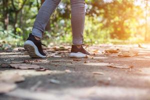 Damen Sportschuhe und Wiesen foto