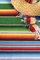 mexikanische Serape Decke mit Sombrero foto