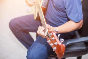 Nahaufnahme der Hand des Mannes, die Gitarre spielt. foto