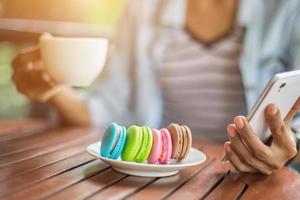 Valentinsmakronen mit Kaffee auf Holztisch. getöntes Bild foto