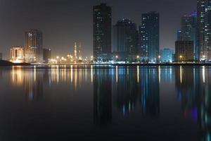 Landschaft von Dubai von der anderen Seite des Sees foto