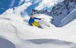männlicher Freerider-Skifahrer foto