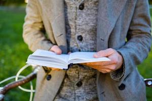 junger männlicher hipster las buch im herbstpark foto