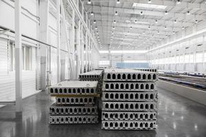 Stapel Stahlbetonplatten in einer Fabrik für Hausbaufabriken foto