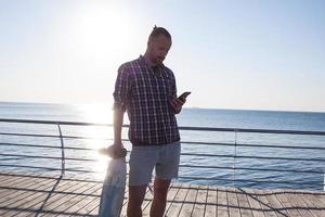 junger bärtiger skater am stadtstrand foto