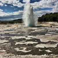 Blick auf einen Geysir in Island foto