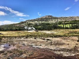 Blick auf einen Geysir in Island foto