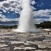 Blick auf einen Geysir in Island foto