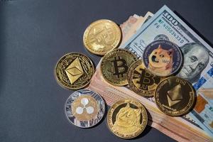 dogecoin doge, bitcoin, ethereum eth, binance-münze, enthalten mit kryptowährungsmünze auf stapel 100 hundert neues us-dollar-geld amerikanische virtuelle blockchain-technologie zukunft ist geld foto