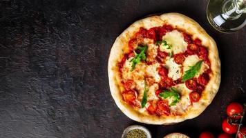 heiße hausgemachte italienische Pizza Margherita mit Mozzarella und Tomaten foto