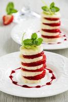Dessert aus Erdbeeren und Bananen mit Fruchtsauce. foto