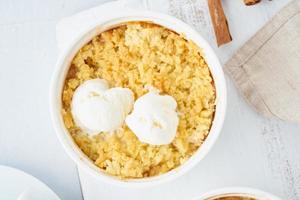 Apfelstreusel mit Eis, Streusel. Morgenfrühstück auf einem hellgrauen Tisch. Ansicht von oben foto