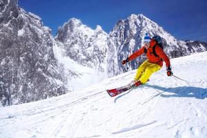 Skifahrer Skifahren bergab im Hochgebirge