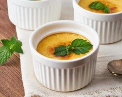 Crema Catalana, spanisches Dessert auf braunem Holztisch, Makro, glutenfreie Fodmap foto